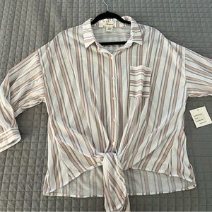 Women’s Top button down with tie at bottom